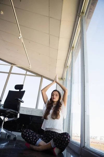 Yoga yaparken iş kadını — Stok fotoğraf