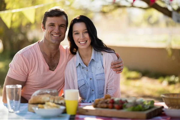 Couple assis avec bras autour — Photo