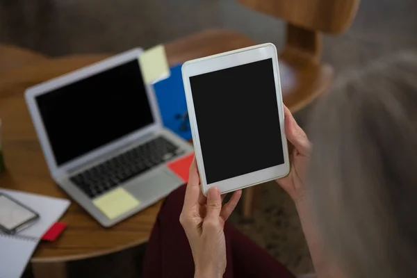 Manos recortadas de la mujer usando tableta —  Fotos de Stock