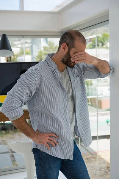 Designer tenso em pé no estúdio — Fotografia de Stock