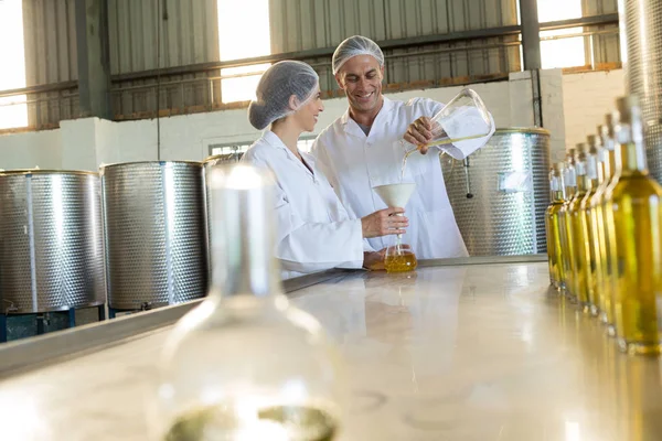 Técnicos examinando el aceite de oliva — Foto de Stock