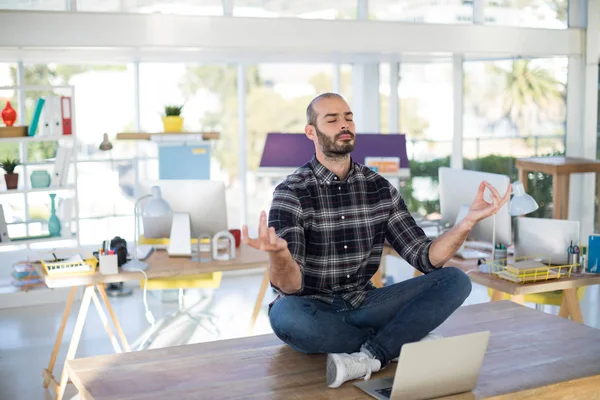 Männliche Führungskräfte machen Yoga im Büro — Stockfoto
