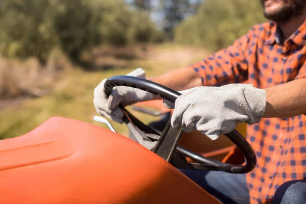 Homme conduisant tracteur dans l'exploitation oléicole — Photo