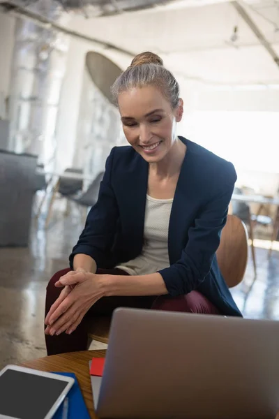 Thoughtful smiling businesswoman looking down — Stock Photo, Image
