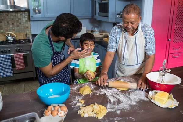 Família brincalhão preparando comida — Fotografia de Stock