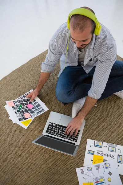 Projektant z kolażu za pomocą laptopa — Zdjęcie stockowe