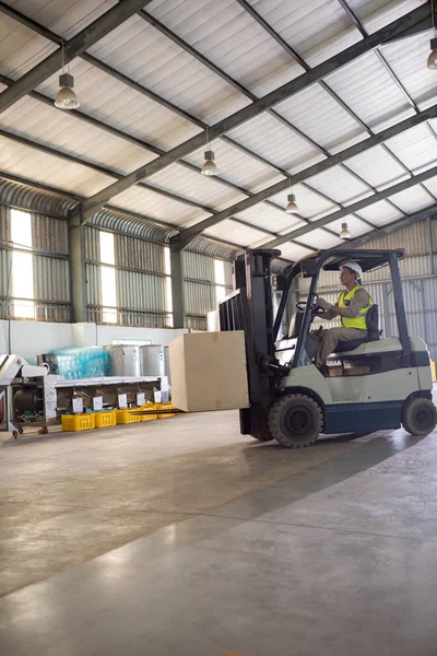 Paquete de transporte de trabajadores con carretilla elevadora — Foto de Stock