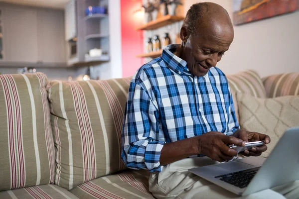 Starszy mężczyzna fotografuje laptopa — Zdjęcie stockowe