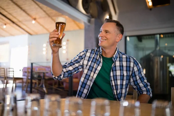 Homem tomando um copo de cerveja no balcão — Fotografia de Stock