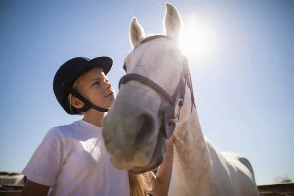 Rider menina olhando para o cavalo branco — Fotografia de Stock