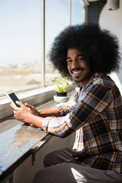 Hombre de negocios con el pelo rizado usando tableta —  Fotos de Stock