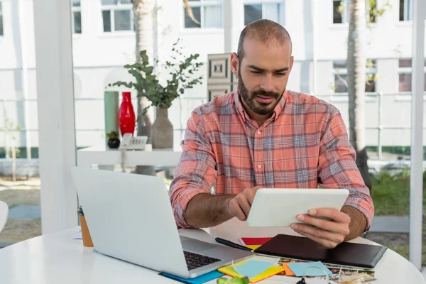 Graphic designer using tablet — Stock Photo, Image