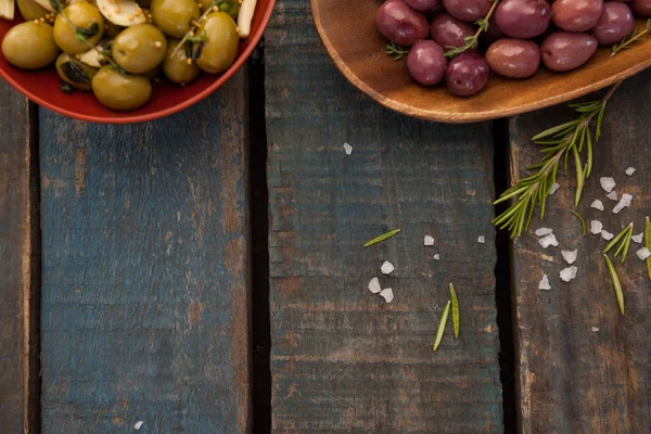 Zeytin tabak içinde havai görünümü — Stok fotoğraf