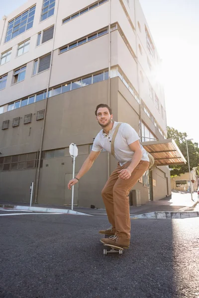 Man schaatsen op stad straat — Stockfoto