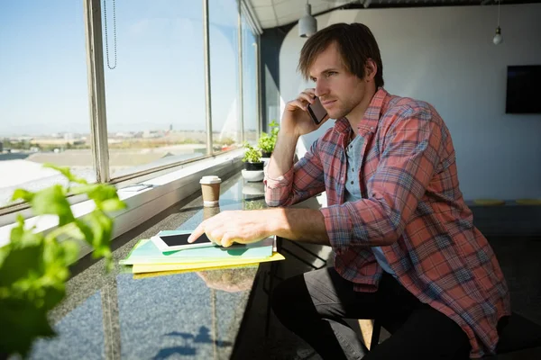 Affärsman som pratar telefonen medan du använder tablet — Stockfoto