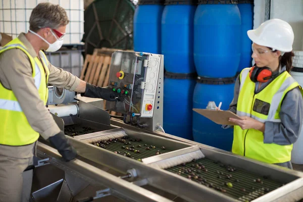 Technicians operating machine — Stock Photo, Image