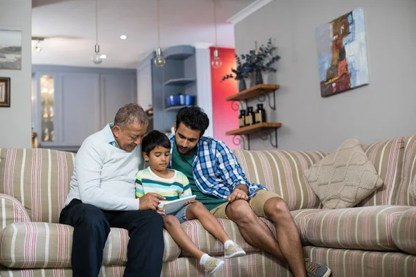 Família usando mesa digital — Fotografia de Stock