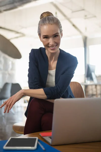 Geschäftsfrau sitzt im Büro — Stockfoto