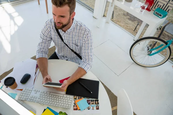 Graphic designer using tablet computer — Stock Photo, Image