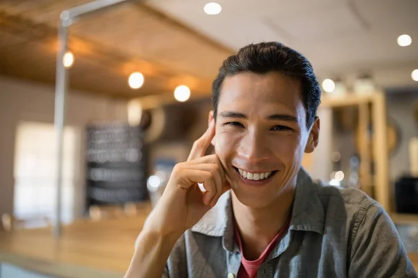 Uśmiechnięty mężczyzna siedzi w barze — Zdjęcie stockowe