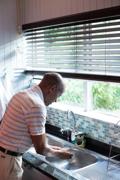 Mann wäscht sich die Hände im Waschbecken — Stockfoto