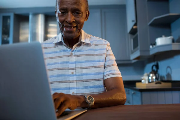 Senior korzystający z laptopa — Zdjęcie stockowe