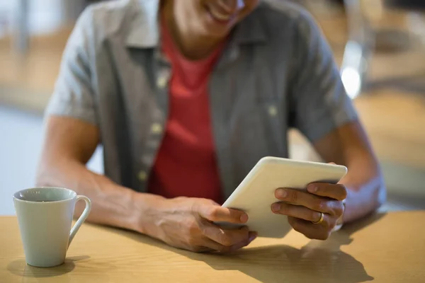 Людина використовує цифровий планшет в ресторані — стокове фото