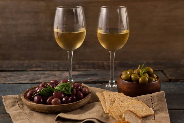 Vino blanco con aceitunas servido en recipiente — Foto de Stock
