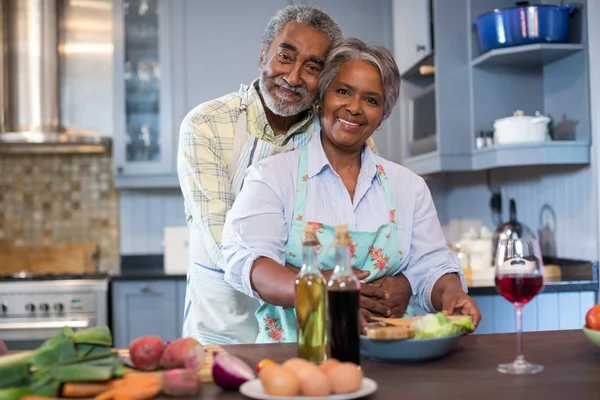 Sonriente pareja mayor preparando comida —  Fotos de Stock