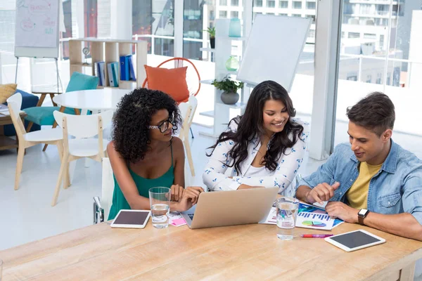 Ejecutivos trabajando juntos en la oficina — Foto de Stock