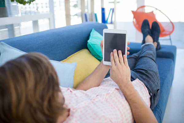 Manliga verkställande med digital tablet — Stockfoto