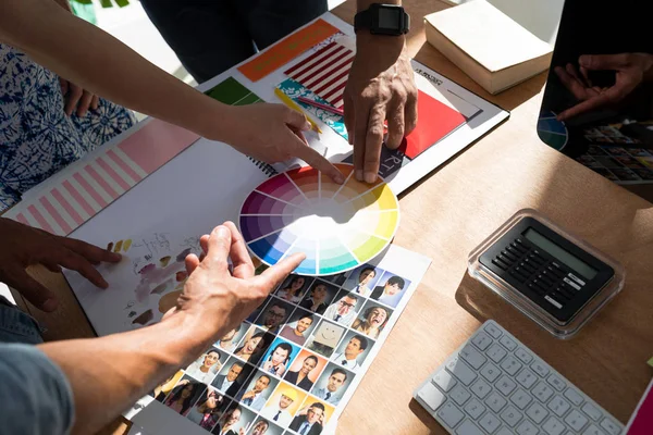 Team of graphic designers discussing — Stock Photo, Image