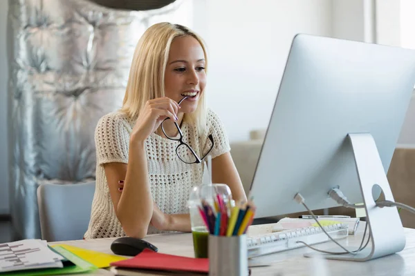 Donna che tiene gli occhiali alla scrivania in ufficio — Foto Stock