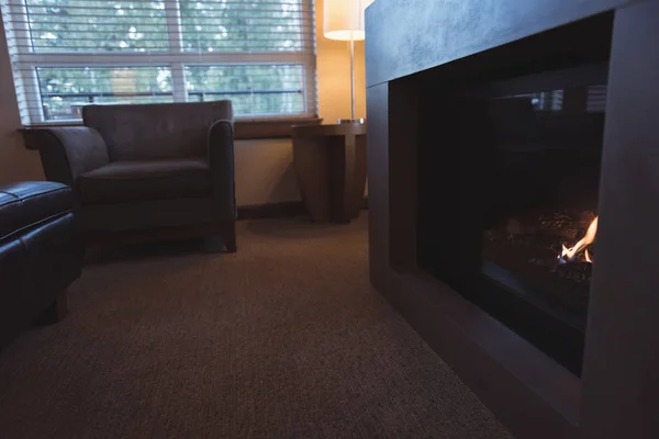 暖炉付きのモダンなリビングルーム — ストック写真