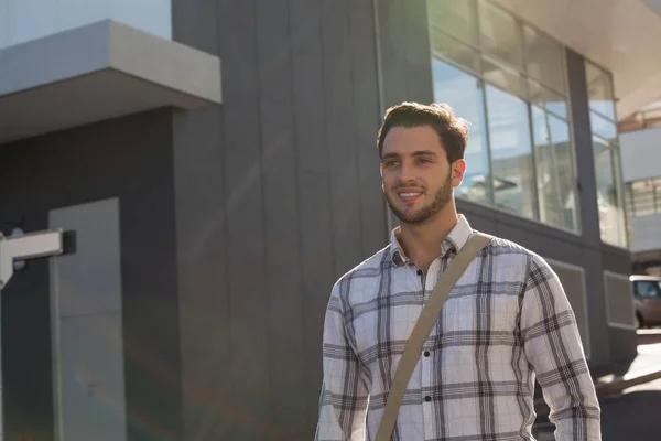 Homme regardant loin tout en se tenant près du bâtiment — Photo