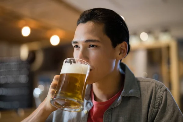 Homem tomando cerveja em um restaurante — Fotografia de Stock