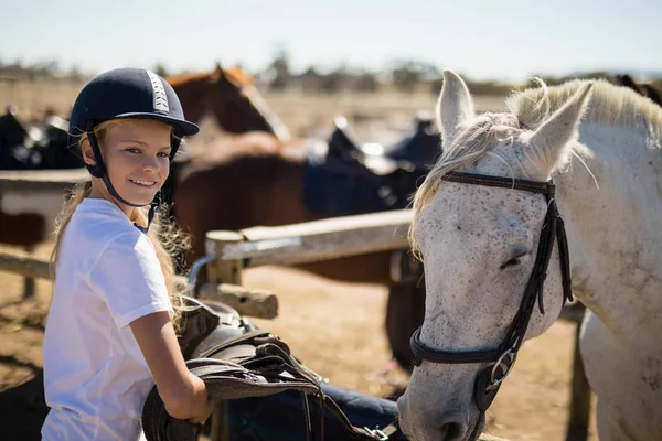 Menina de pé ao lado do cavalo branco — Fotografia de Stock