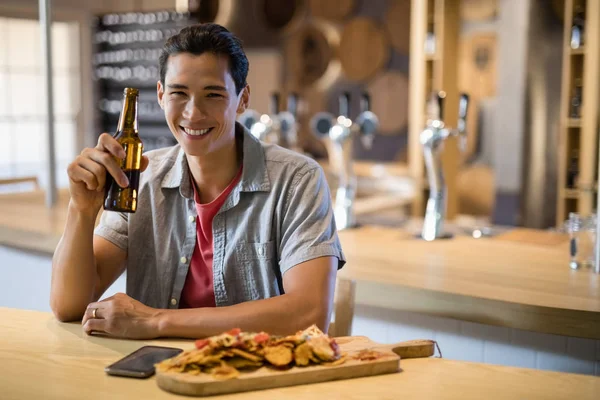 Muž s piva v restauraci — Stock fotografie