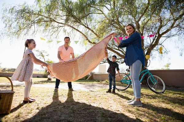 Familia colocación de manta de picnic en — Foto de Stock