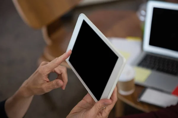 Pengusaha yang menggunakan komputer tablet di kantor — Stok Foto