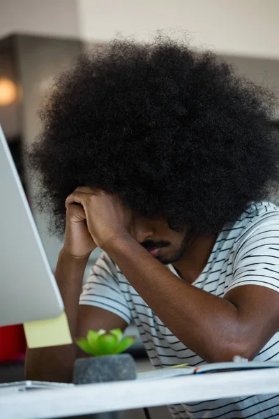 Müder Geschäftsmann am Schreibtisch im Büro — Stockfoto