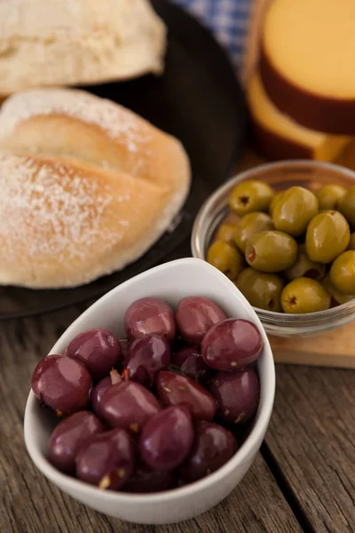 Оливки в мисках хлібом — стокове фото