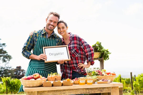 Coppia con lavagna bianca vendita verdure — Foto Stock