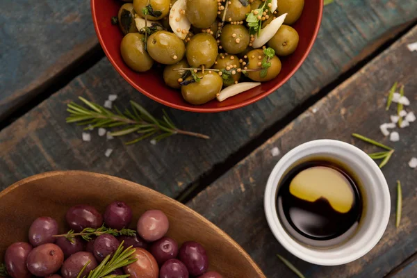 Aceitunas con bebida en la mesa — Foto de Stock