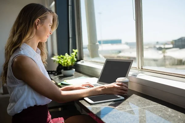 Pengusaha wanita muda menggunakan laptop — Stok Foto