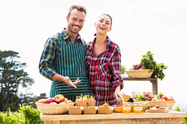 Paar verkoop van biologische groenten — Stockfoto
