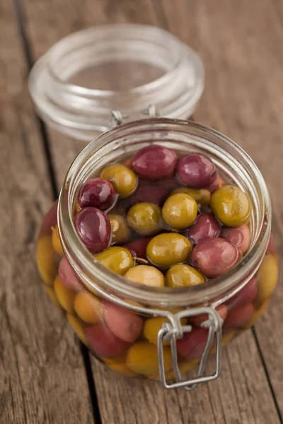 Olives in glass jar on table — Stock Photo, Image