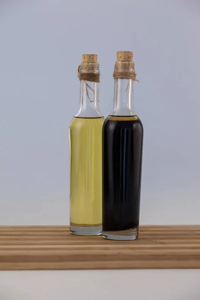 Aceite de oliva en botellas sobre mesa de madera — Foto de Stock