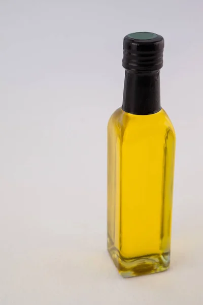 Žlutý olej láhev proti zdi — Stock fotografie