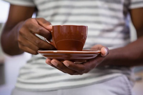 Buik van man met koffie — Stockfoto